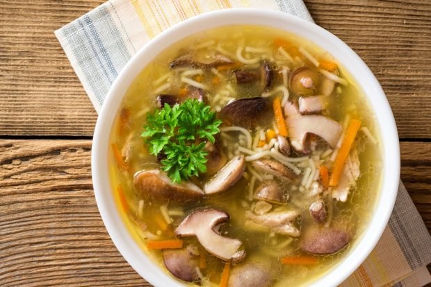 Chicken soup with mushrooms 