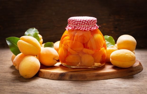 Apricots in syrup for winter 