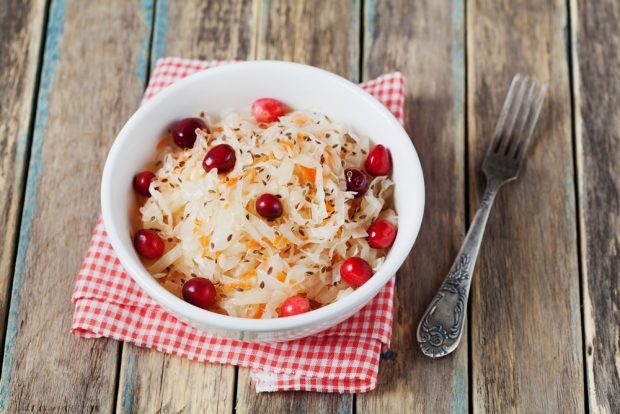 Pickled cabbage with cranberries is a simple and delicious recipe, how to cook step by step