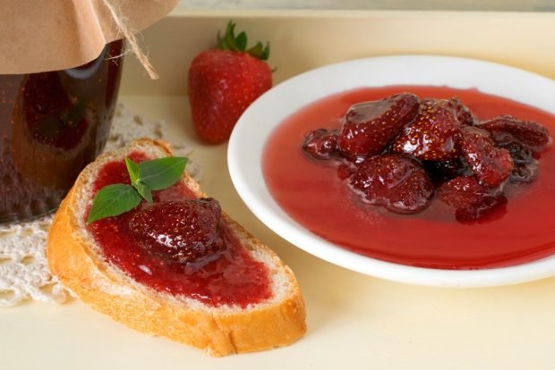 Strawberries in syrup for the winter without cooking