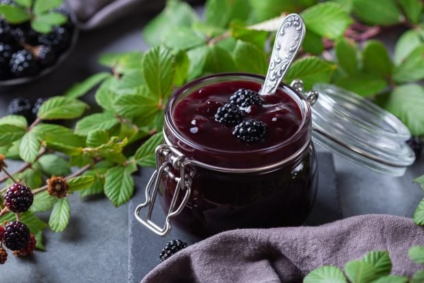 Blackberry jam with whole berries