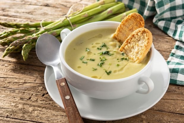 Asparagus cream soup 