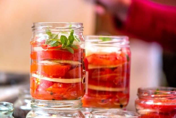 Tomatoes in jelly with gelatin for winter