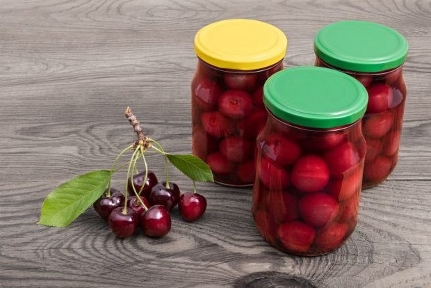 Canned cherry compote without sterilization