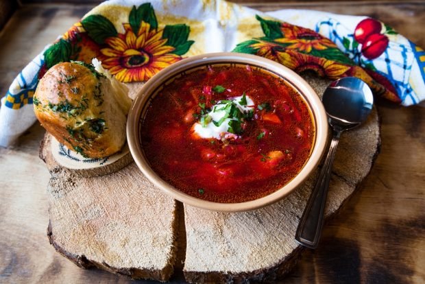 Borscht with peas and smoked meats