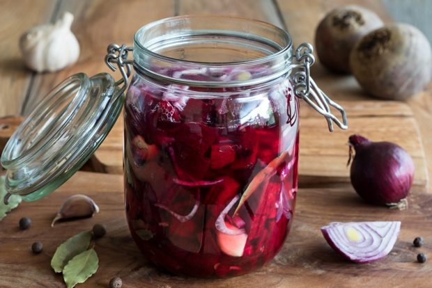 Salad with beetroot and purple onion