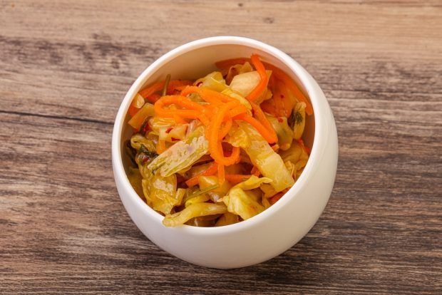 Winter cabbage salad with carrots 