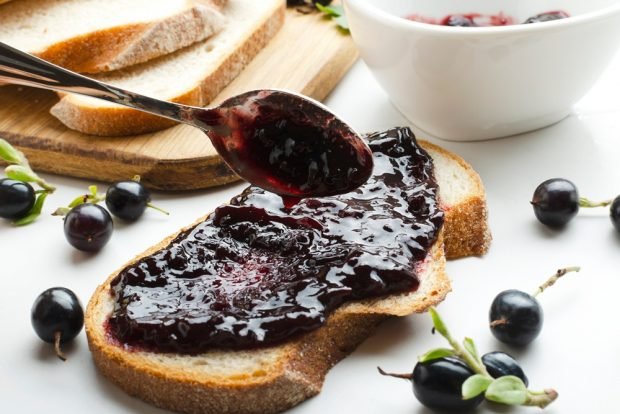 Thick blackcurrant jam 