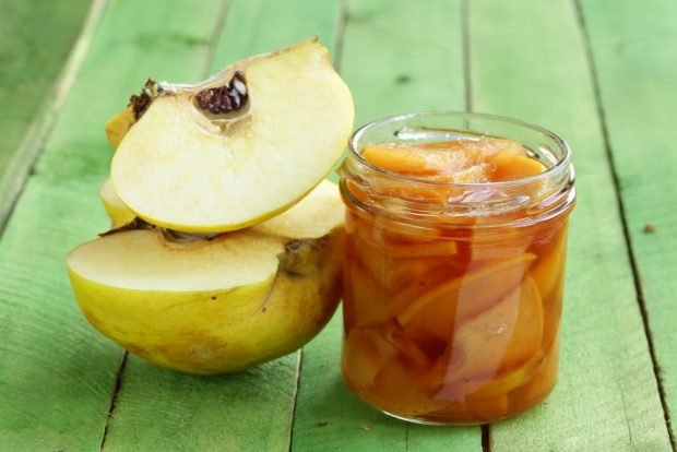 Pickled quince for the winter without sterilization 