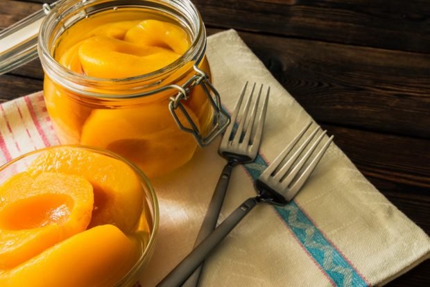 Canned pitted peaches for the winter 