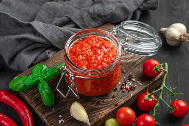 Tomato adjika with garlic and pepper without vinegar 