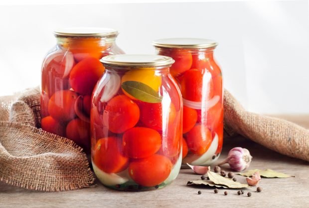 Tomatoes with onions for winter