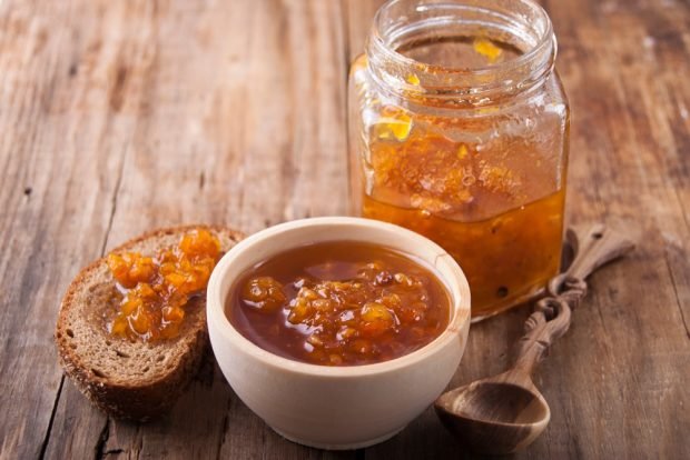 Cloudberry with honey for winter 