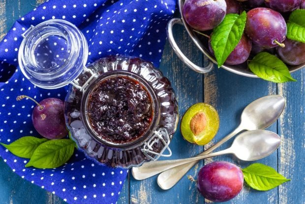 Prune jam with cinnamon 