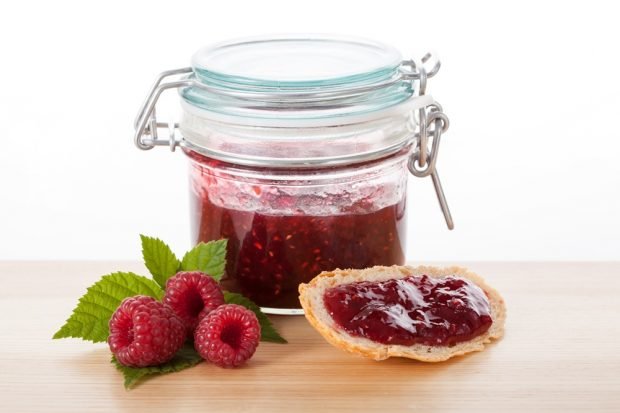 Thick raspberry jam with stones 