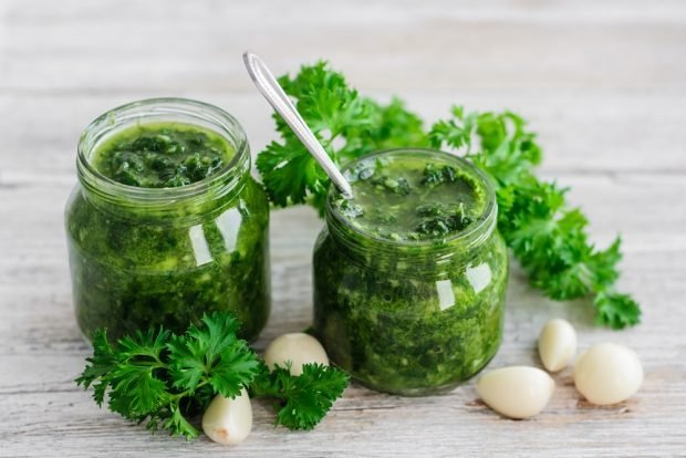 Parsley for the winter in jars without sterilization 