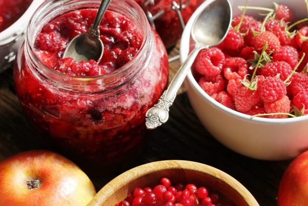 Jam from apples and raspberries