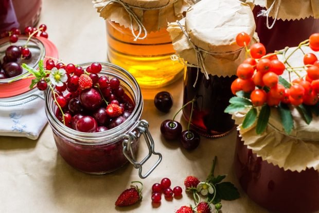 Currant jam with cherries