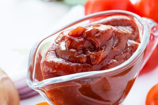 Tomato ketchup with apples and garlic is a simple and delicious recipe, how to cook step by step