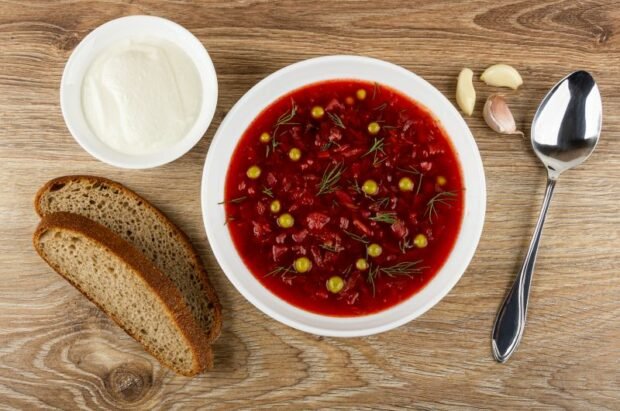 Borscht with chicken and green peas 