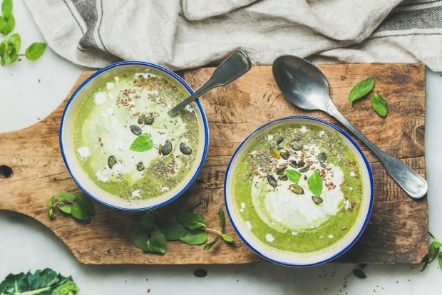 Cream soup with broccoli, mint and coconut milk 