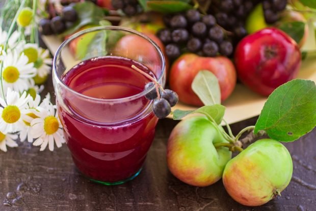 Compote of apples and blackberries for the winter 