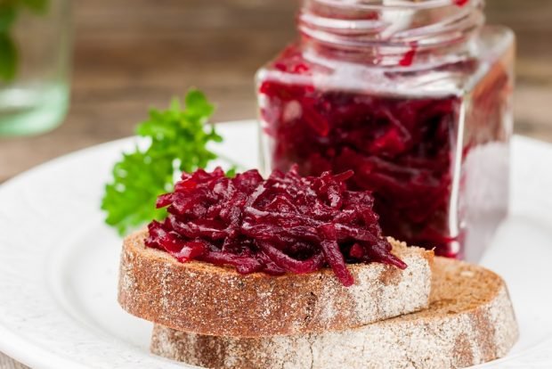 Pickled boiled grated beetroot for winter in jars