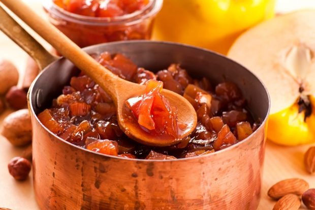 Quince jam with lemon and nuts