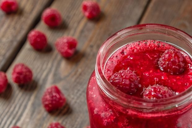 Raspberry jam with lemon 