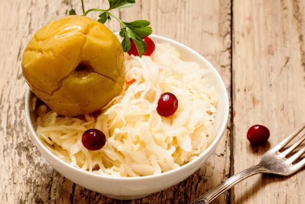 Cabbage with apples and cranberries for winter 