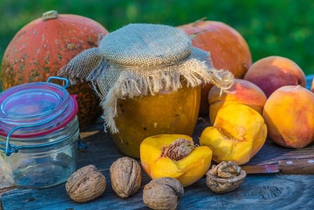 Peach jam with walnuts