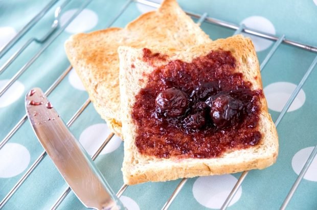 Cherry jam with stones with pectin 