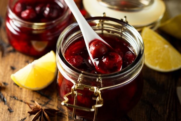 Cherry jam with lemon