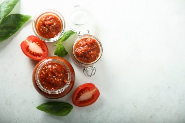 Tomato sauce with basil for winter 