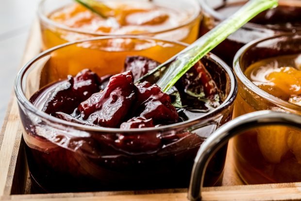 Prune jam with seeds