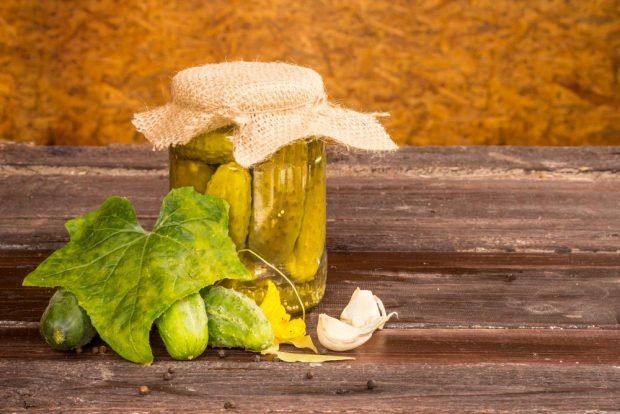 Cucumbers in apple juice for winter