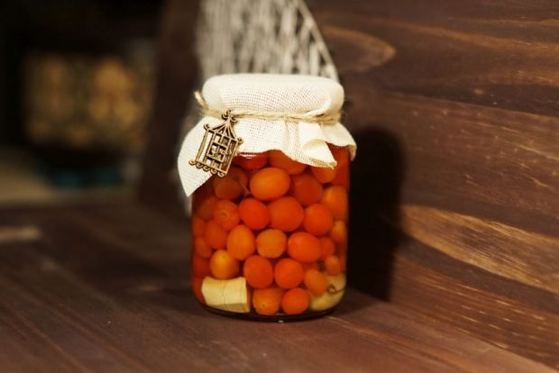 Pickled cherry tomatoes for winter