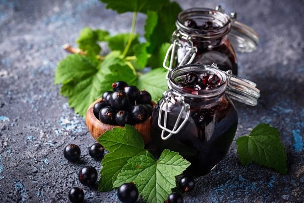 Black currant in its own juice for the winter is a simple and delicious recipe, how to cook step by step