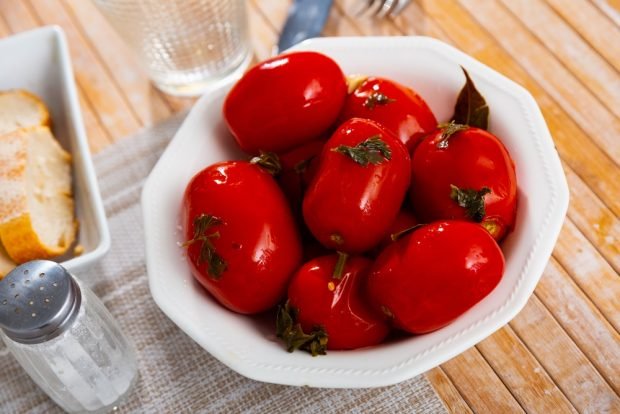 Pickled tomatoes with prunes for winter