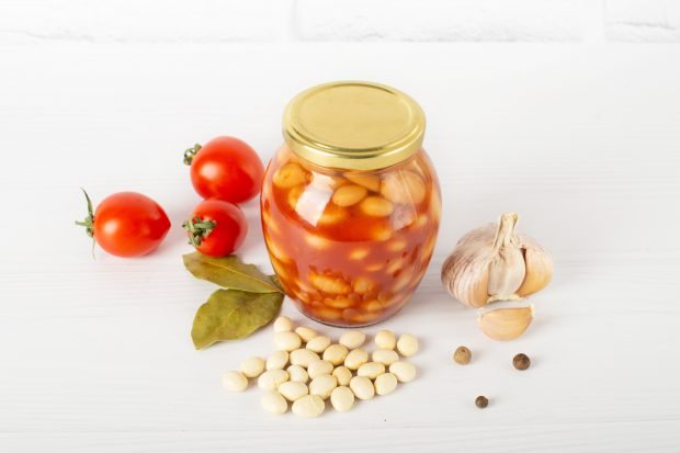 Salad with beans and tomatoes for winter in cans