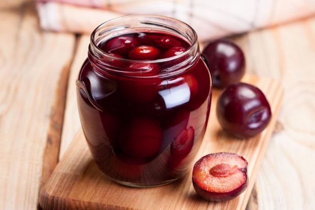 Plum and blackthorn compote for winter