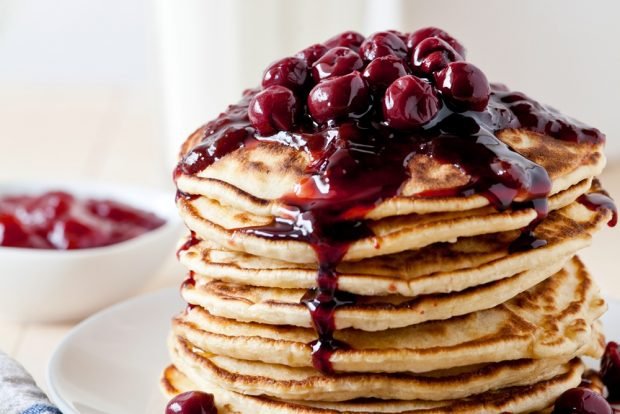 Cherry jam with stones