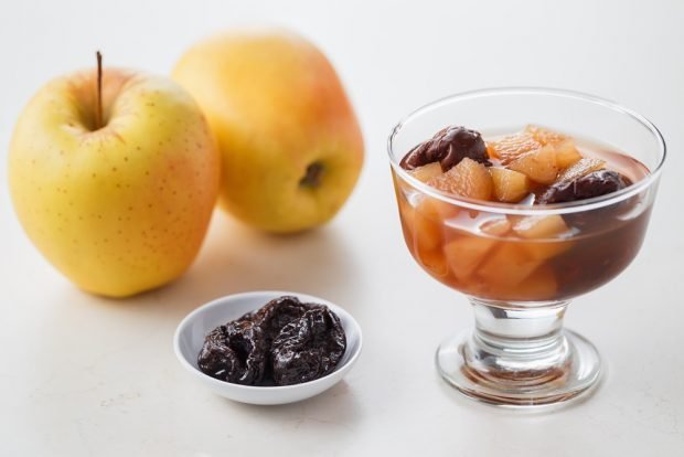 Compote of apples with prunes for winter