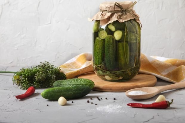 Spicy crispy pickled cucumbers for winter