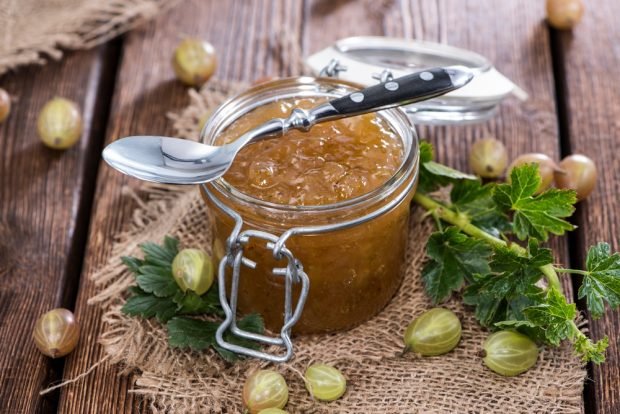 Green gooseberry jam with lemon