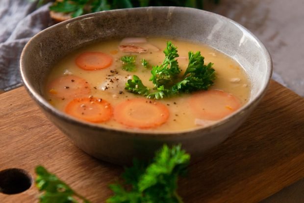 Pea soup with carrots and herbs 