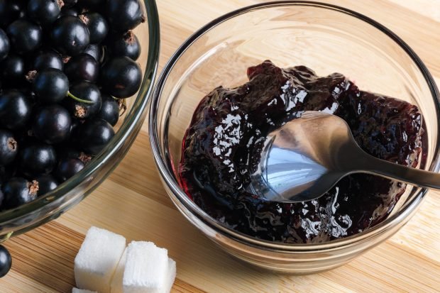 Jelly–like jam from black currant is a simple and delicious recipe how to cook step by step