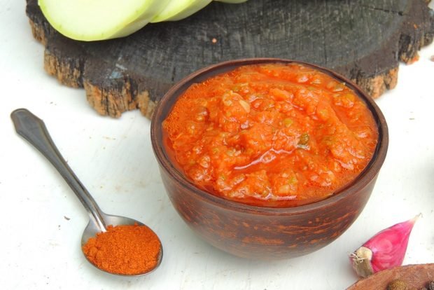 Spicy adjika of zucchini with apples for winter