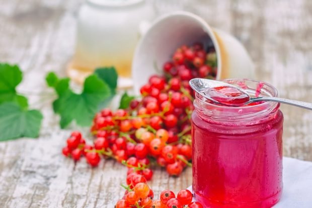 Raw red currant jelly without cooking