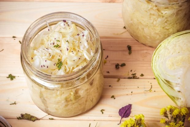 Cabbage salad with herbs